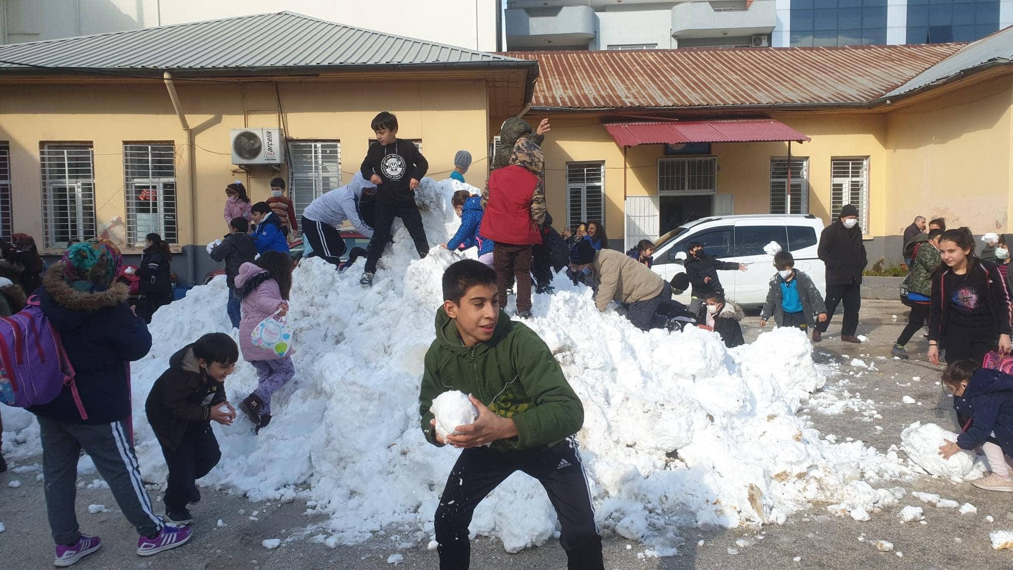 Başkan Tarhan öğrencilere kar sevinci yaşattı