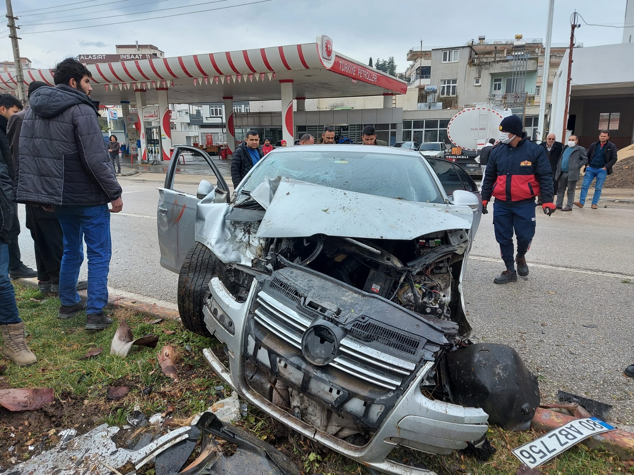 Direksiyon hakimiyetini kaybetti orta refüje çarptı