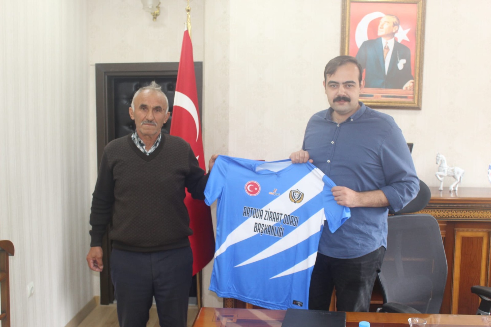 Kaymakam Aydın’a Artovagücü Spor forması hediye edildi