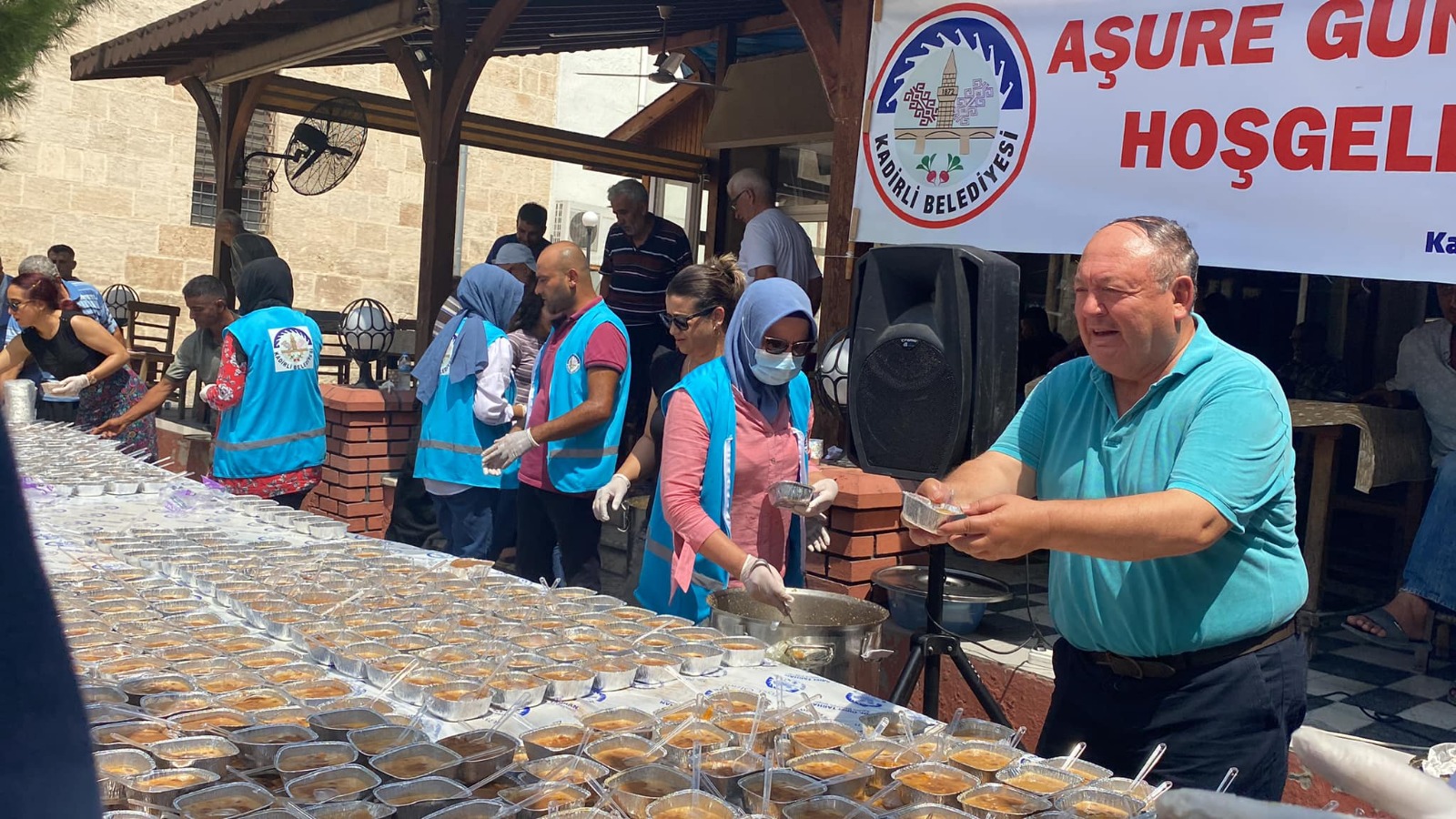 Başkan Tarhan, vatandaşlara aşure dağıttı