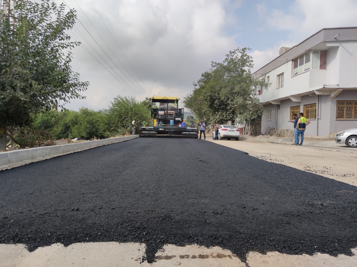 Ellek beldesinde asfalt çalışması devam ediyor