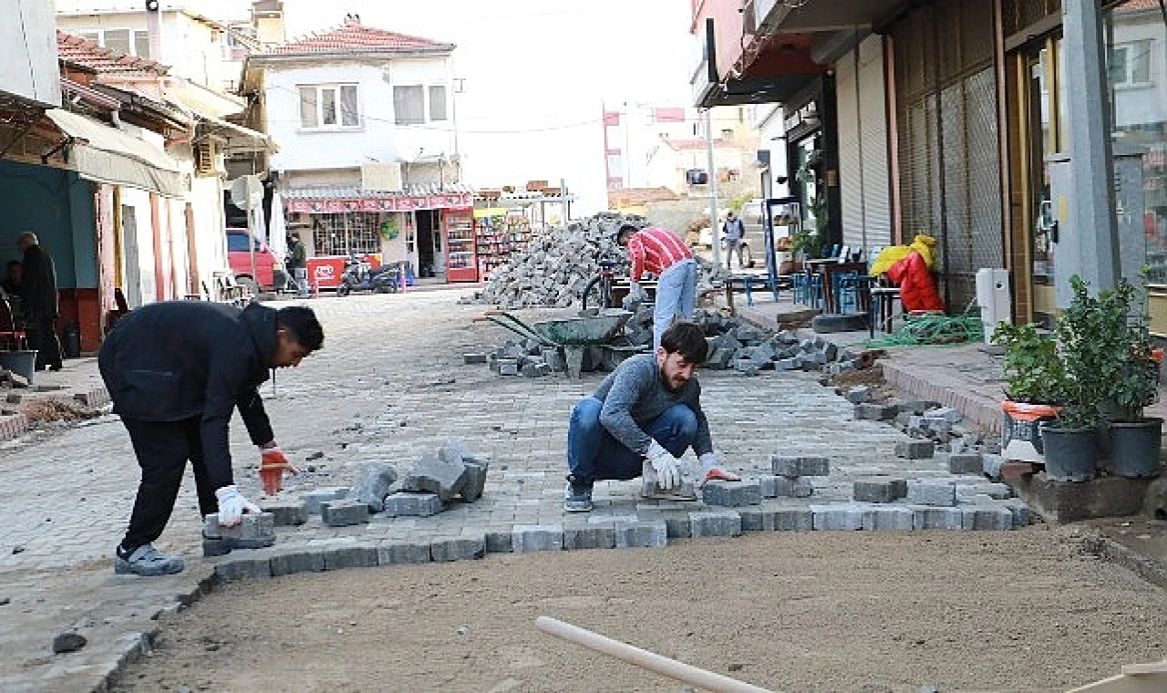 Burhaniye’de Yol İyileştirme Çalışmaları Devam Ediyor