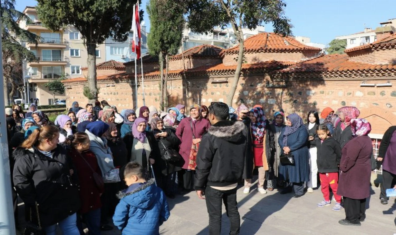 Manisa Büyükşehir Belediyesi'nin "Haydi Kadınlar Manisa'ya" Projesi Kapsamında Kula'dan Gelen 82 Kişilik Kafile Şehri Ziyaret Etti