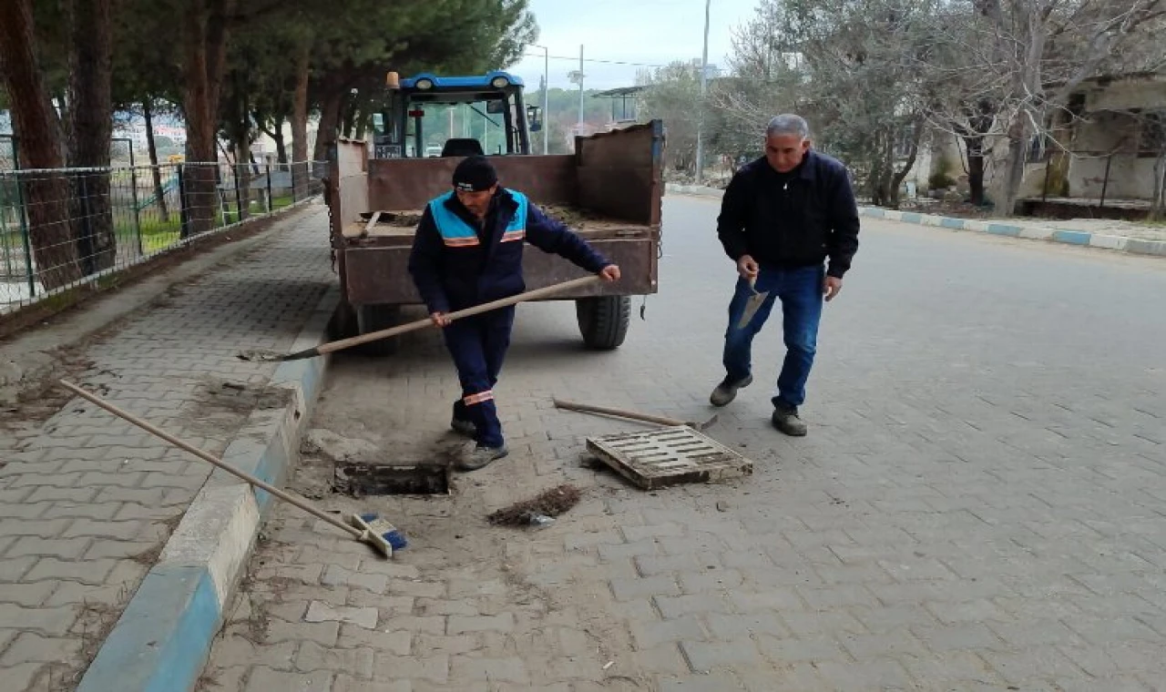 Manisa’da yağmursuyu ızgaralarında temizlik çalışması