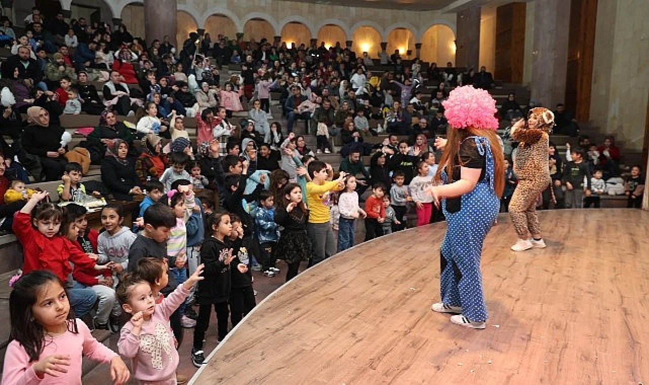 Nevşehir Belediyesi tarafından çocuklar için bu yıl ilk kez düzenlenen ramazan eğlence programları büyük ilgi görüyor