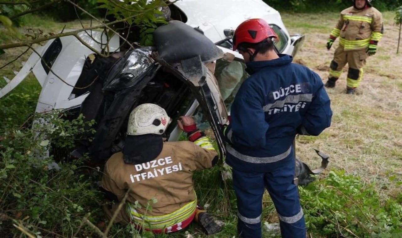 Düzce’de hakimiyeti kaybederek yoldan çıktı! 3 yaralı