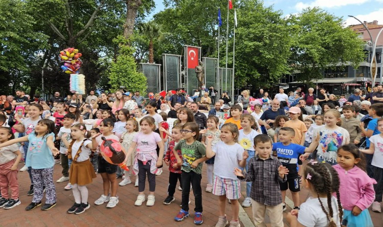 Gölcük’te çocuk şenliğine yoğun ilgi