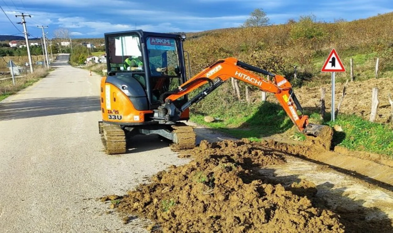 Kocaeli’de yol kenarındaki otlar ve çalılar temizleniyor