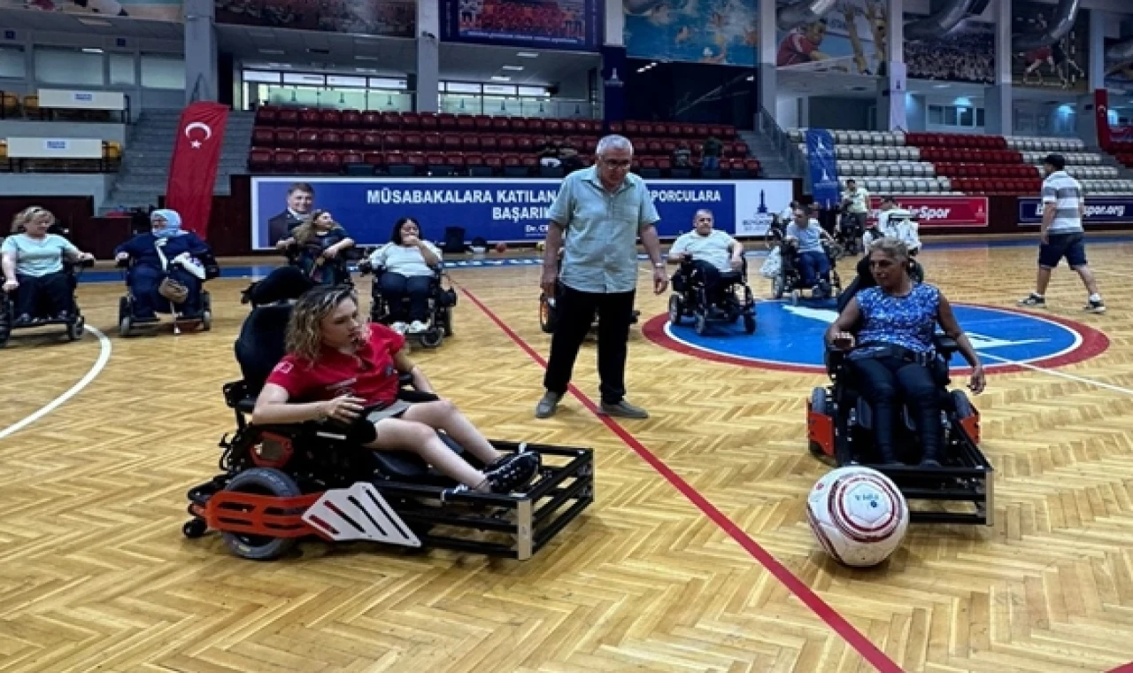 İzmir’de engeller tekerlekli sandalye futbolu ile kalktı