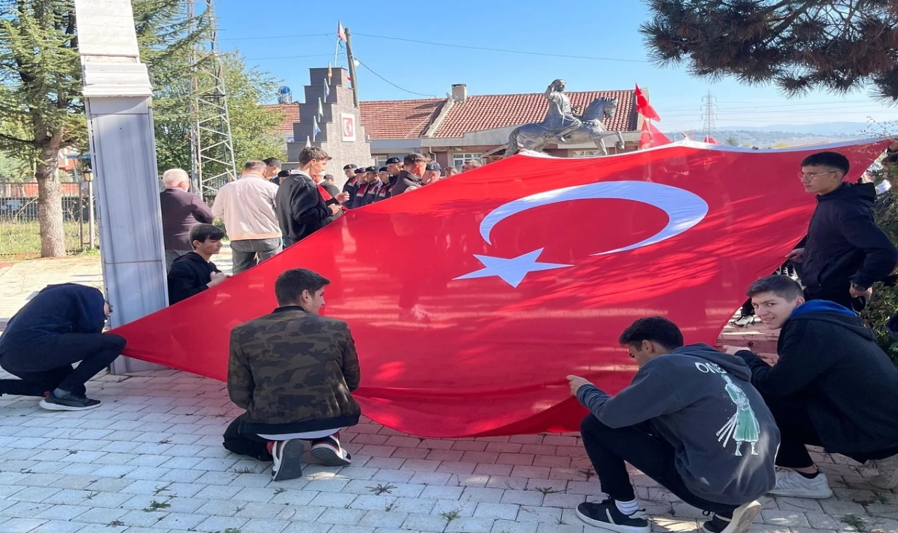 Bilecik’te ”Cumhuriyetin 101. Yılı ve Şehitler İçin Gençlik Yürüyüşü” düzenlendi