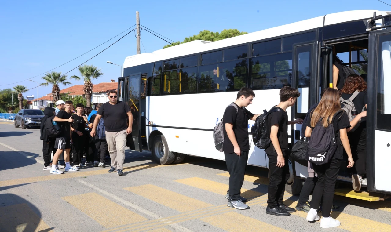 Güzelbahçe’de öğrencilere ücretsiz okul servisi