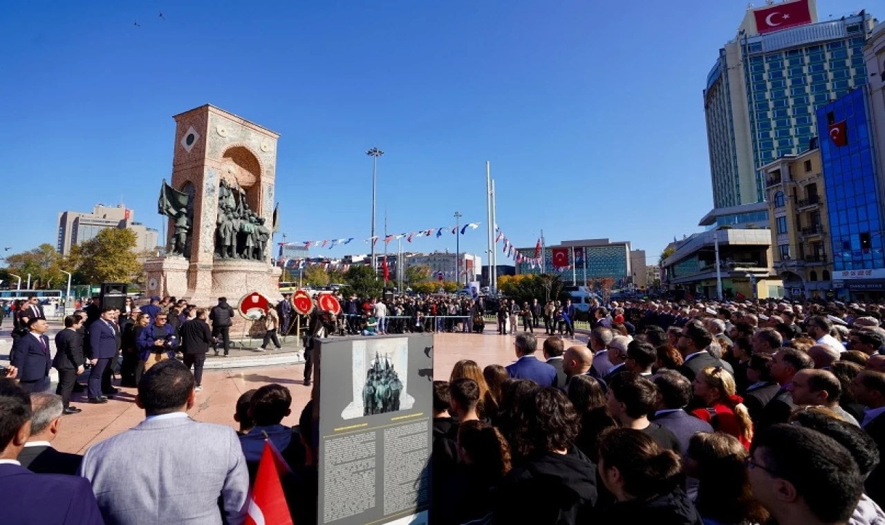 İstanbul Taksim’de 101. yıl çelengi