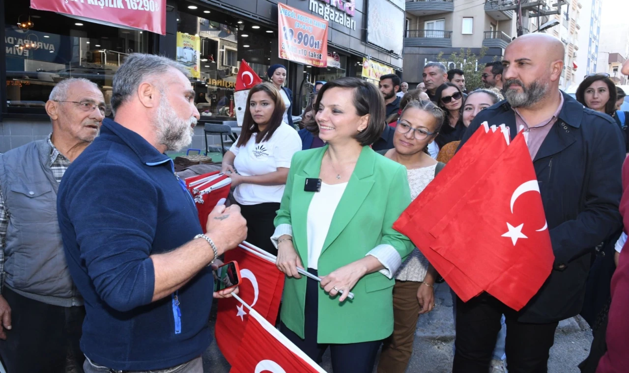 İzmir Karabağlar’dan Cumhuriyet Korteji’ne bayraklı davet