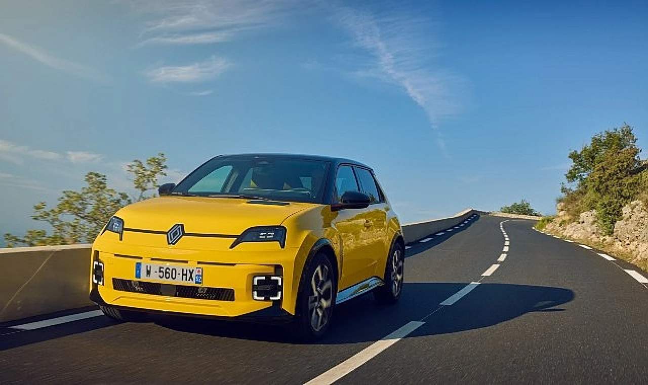 Renault 5 E-Tech %100 elektrikli test sürüşleri Nice’te gerçekleştiriliyor.