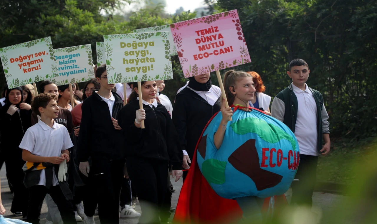 Sakarya’da gençler çöp ve pankartlarla Sapanca Gölü’nden çağrı yaptı