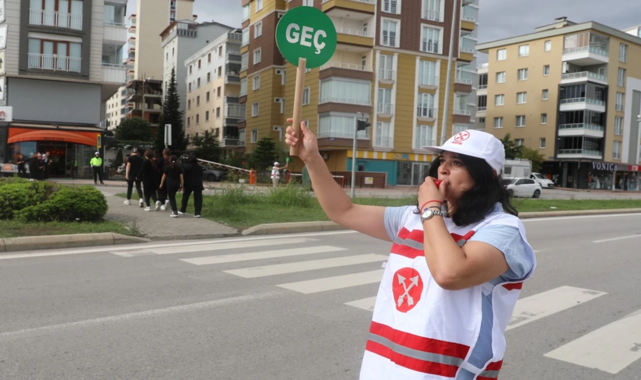 Samsun’da öğrenciler ’okul geçidi görevlisi’ ile güvende