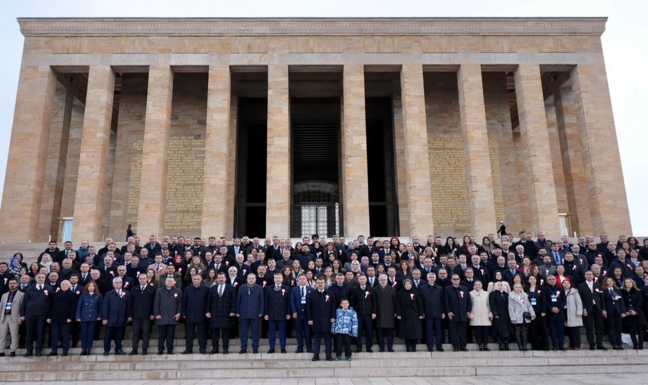 Bakan Tekin 81 ilin öğretmenleri ile Ata’nın huzurunda