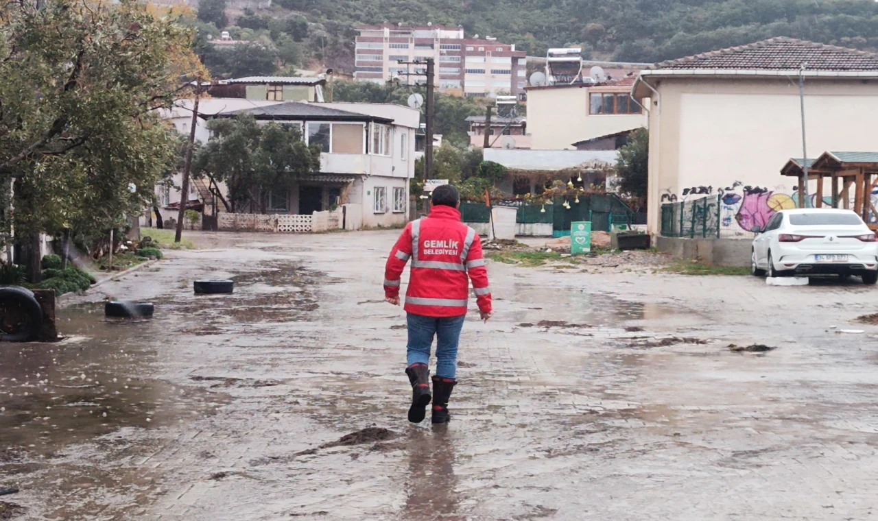 Bursa Gemlik’te sağanak taşkına yol açtı!