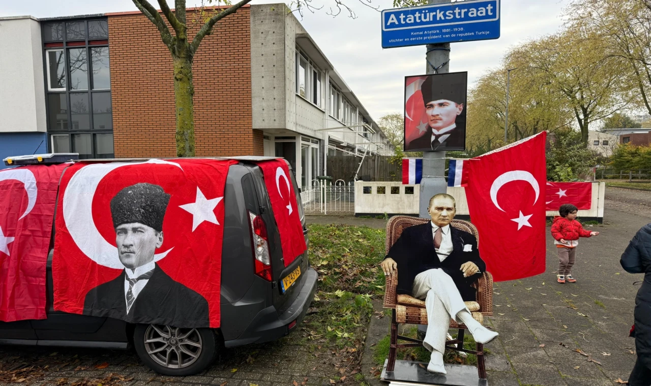 Hollanda’daki Atatürk Sokağı’nda Ata’ya özel anma