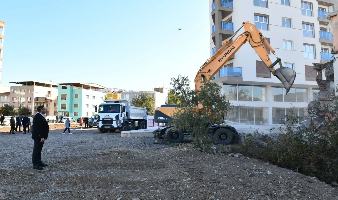 İzmir Çiğli’de Balatçık’a yeni yol... Trafiği rahatlatacak yıkımlar başladı