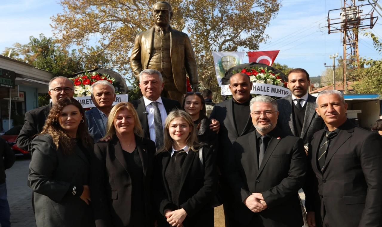 İzmir Güzelbahçe’ye Atatürk’ün yeni heykeli dikildi