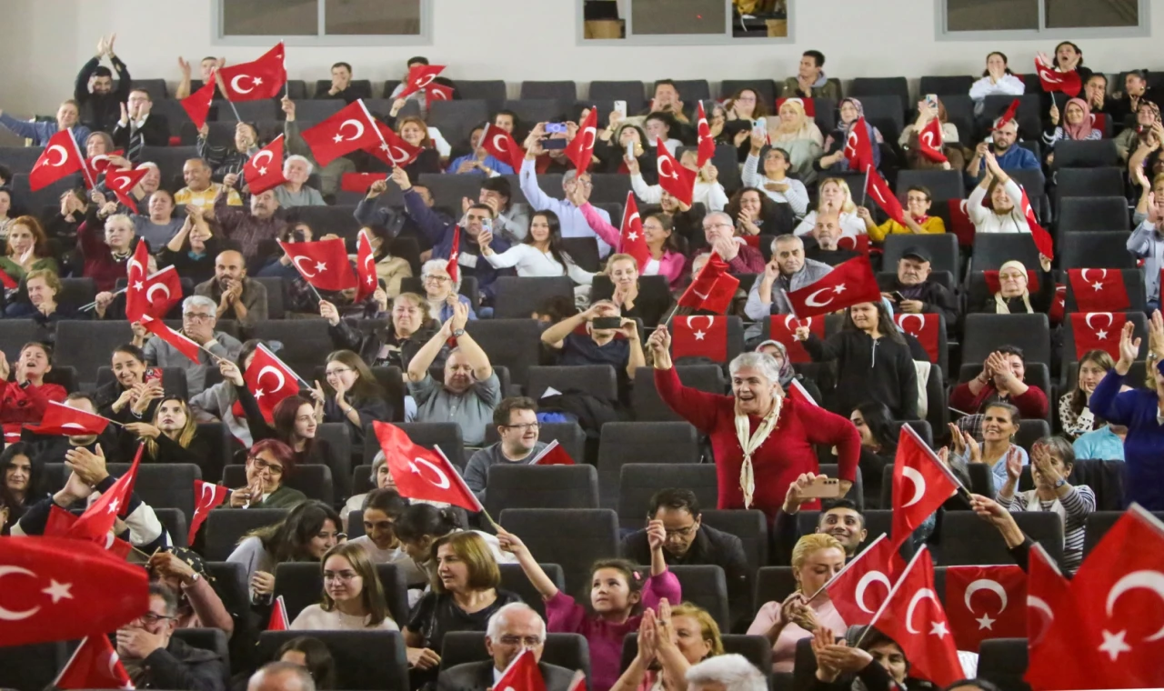 İzmir Karabağlar’da ’Atatürk’ sergi, söyleşi ve konserle anıldı