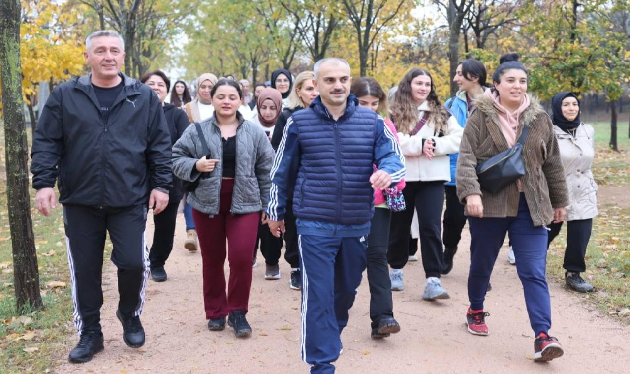 Kocaeli Çayırova’da Çiftçi öğretmenlerle yürüdü