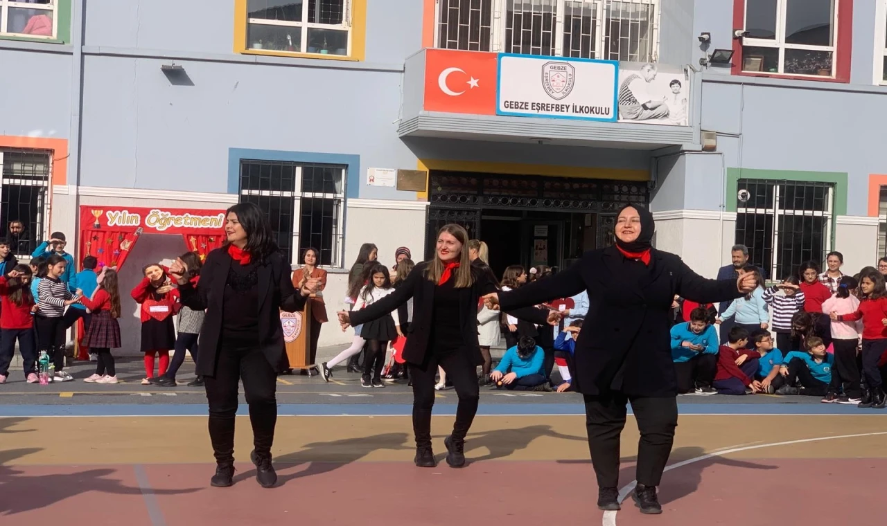 Kocaeli Gebze Eşrefbey İlkokulu’nda renkli kutlama