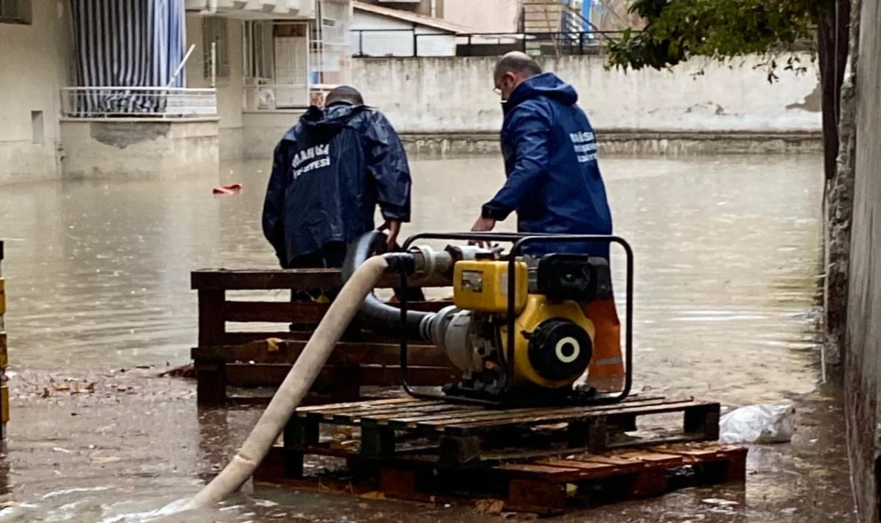 Manisa’da fırtına ve yağış ekipleri seferber etti