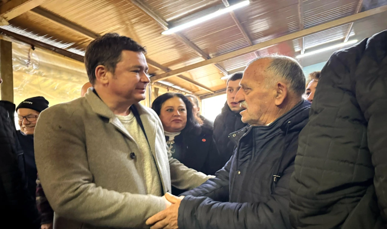 Başkan Aydın Bursa’da mahalleleri adım adım geziyor