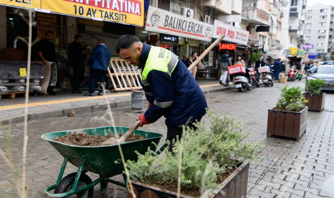 İzmir Bornova’da pazaryerine trafik düzenlemesi