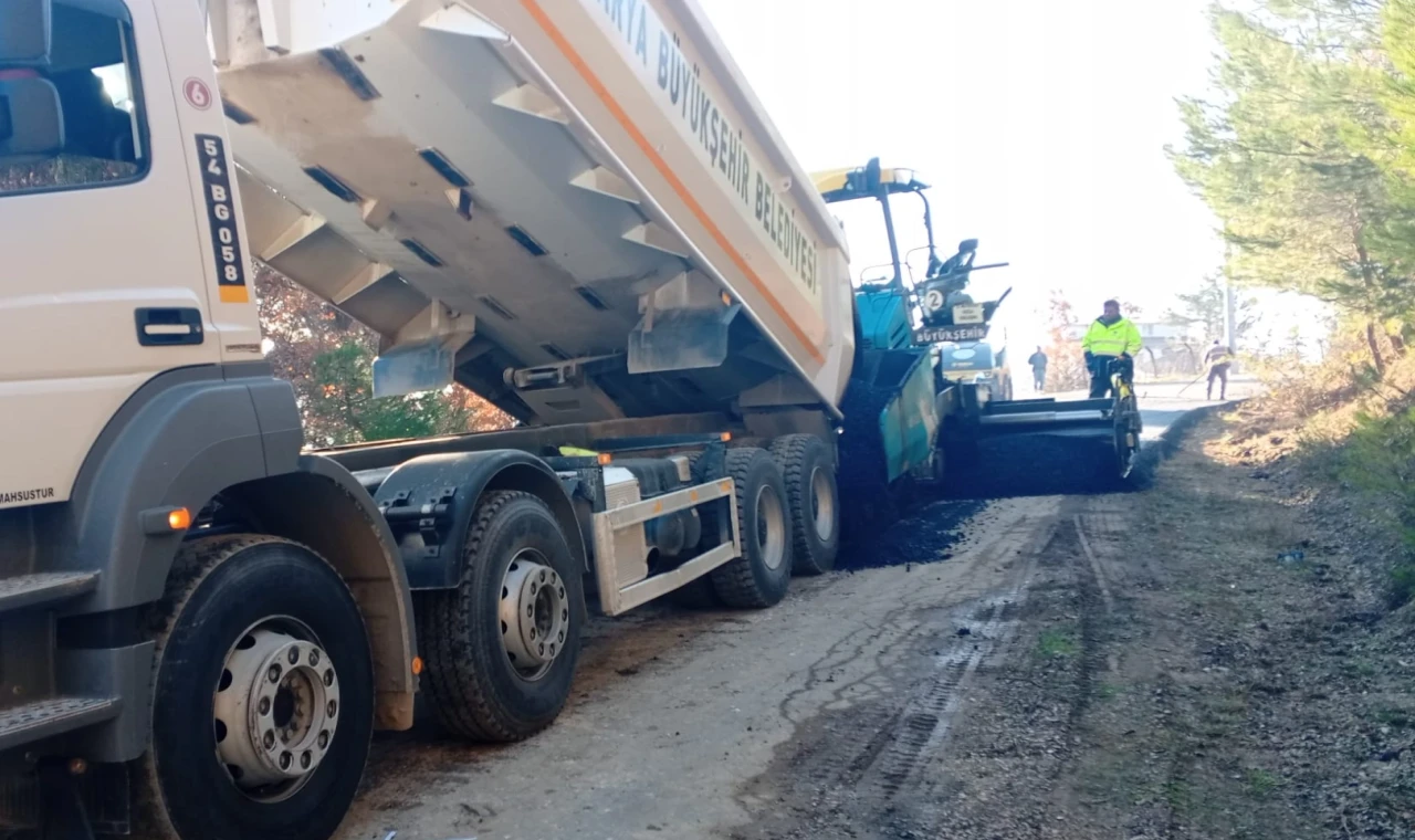 Sakarya’da şehrin en uzak noktasında asfalt atağı