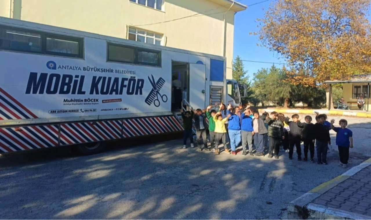 Antalya’da mobil kuaför tırı öğrencilerin hizmetinde