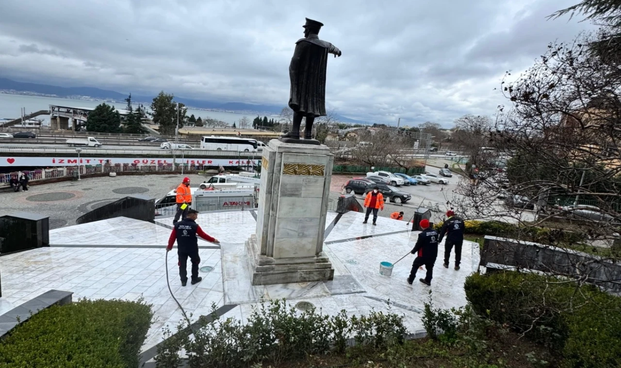 Atatürk Heykeli’nin temizliği tamamlandı