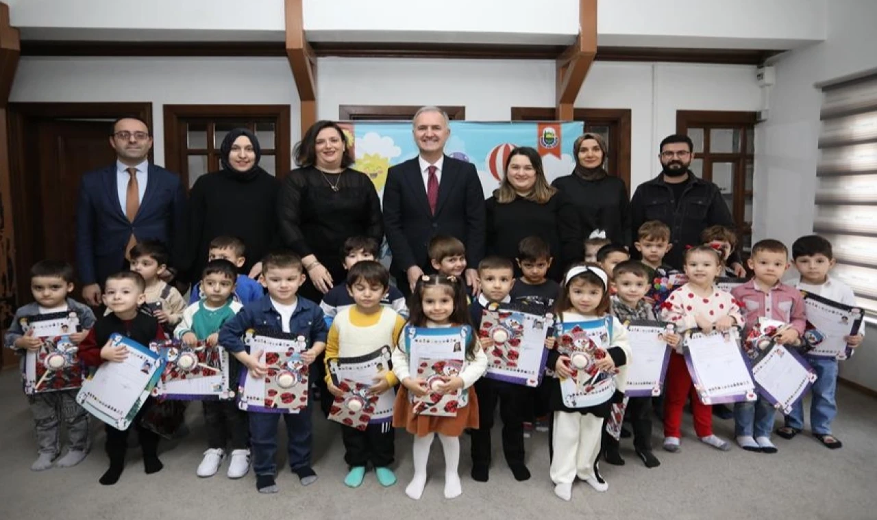 Bursa İnegöl’de ’Beşinci Mevsim’in miniklerinin karne heyecanı