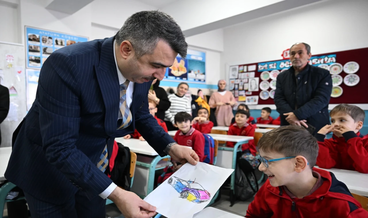 Bursa Yıldırım’da ilk dönemi tamamlayan öğrencilerin heyecanına ortak oldu