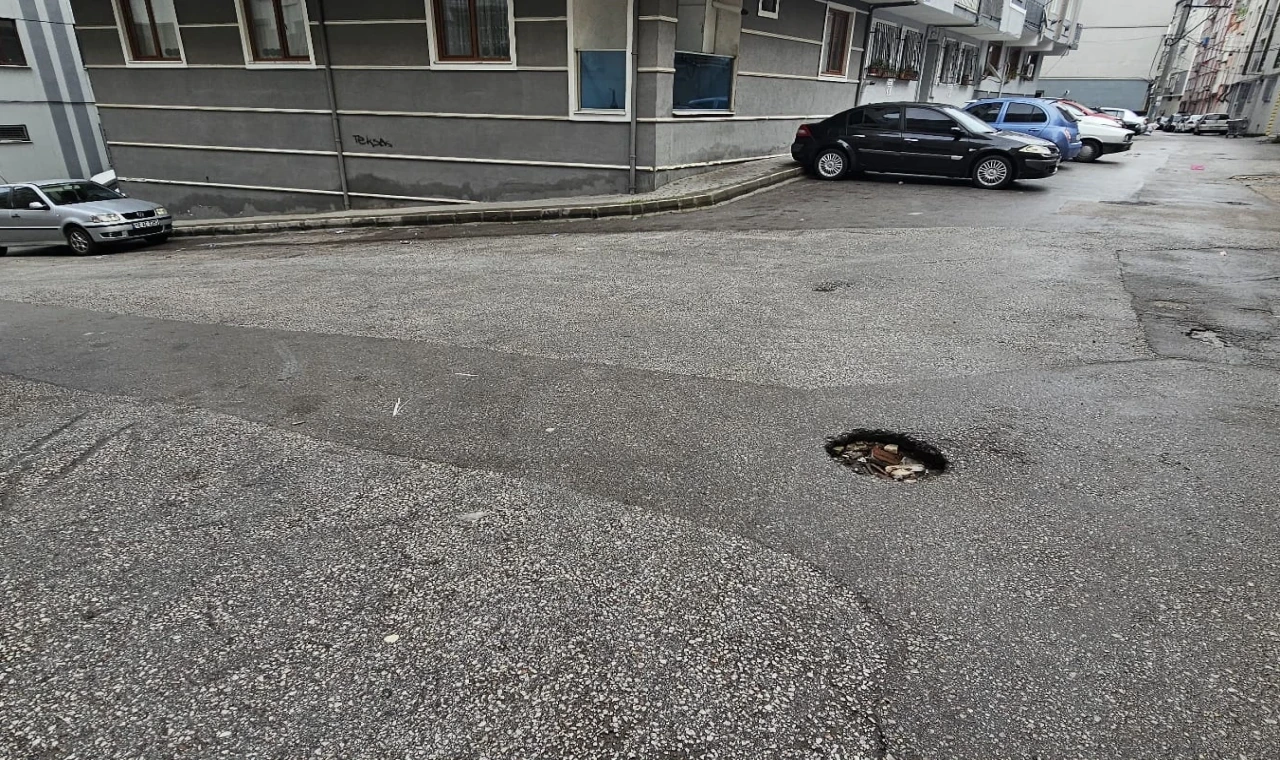 Bursa Yıldırım’da yol ortasındaki çukurda araçlar hasar görüyor