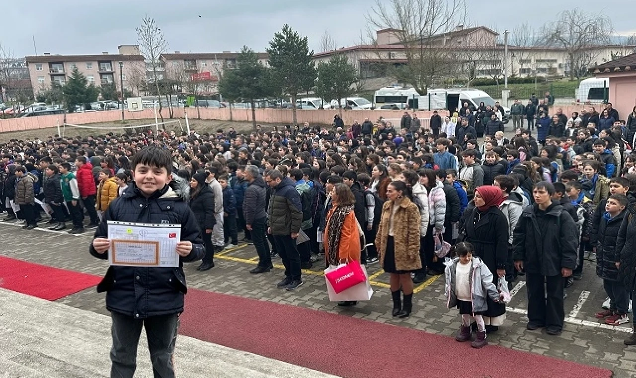 Düzce’de öğrenciler karnelerine kavuştu