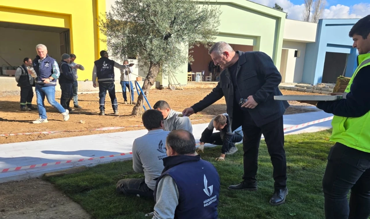 İzmir Güzelbahçe’de saha çalışanlarına baklavalı teşekkür