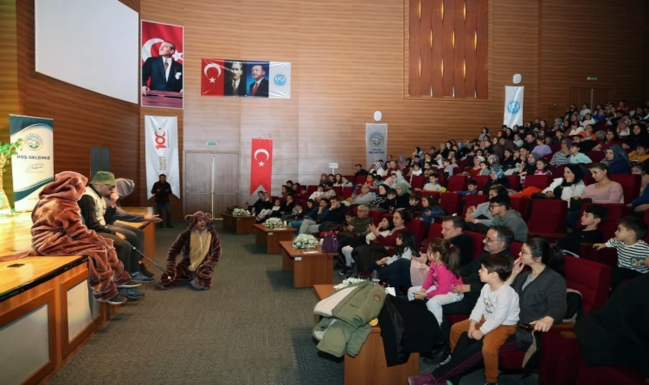 Kayseri Talas’ta çocuklar ’Maharetli Ayı’yla eğlendi