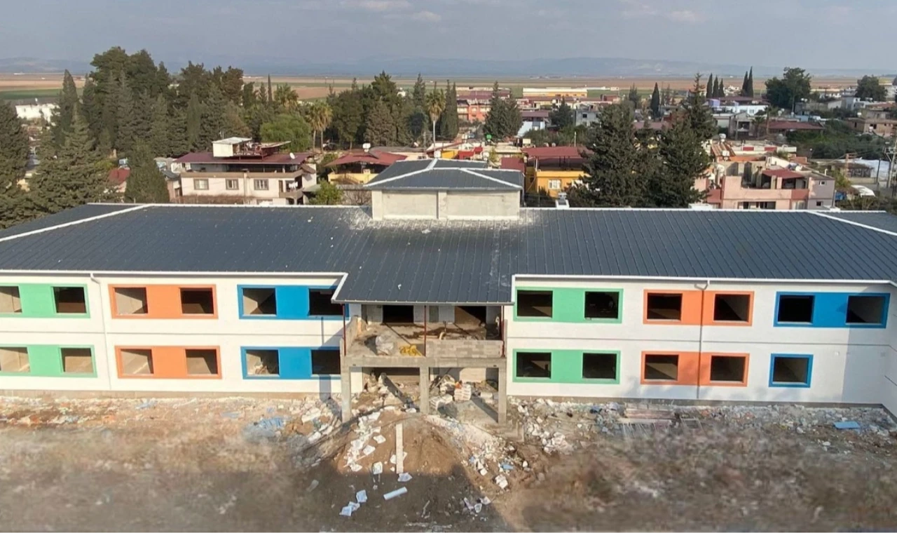 Kocaeli, elini Hatay’dan çekmedi... Hatay’daki okulun kabası bitti, ince işçiliği başladı