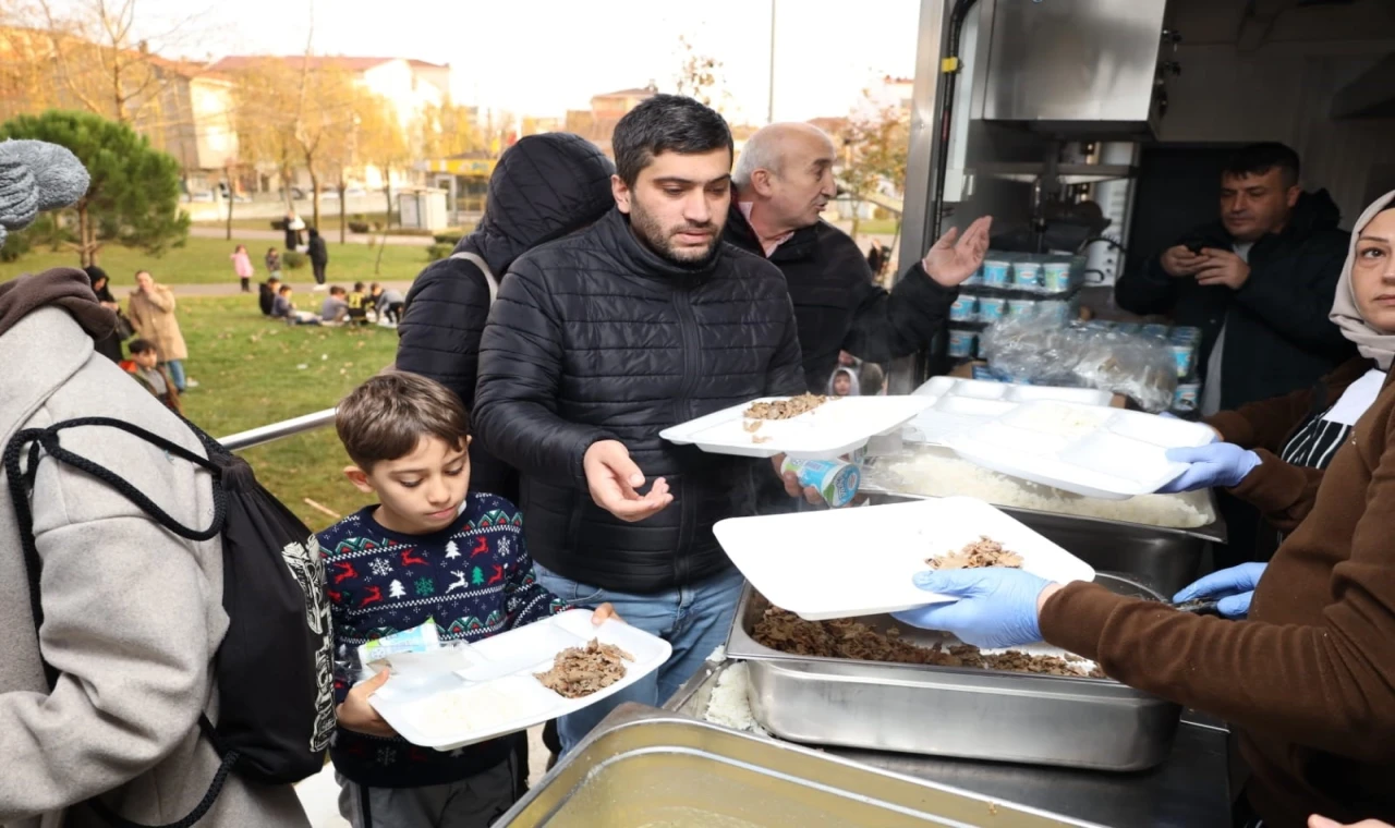 Kocaeli’den Darıca’da yemek ikramı