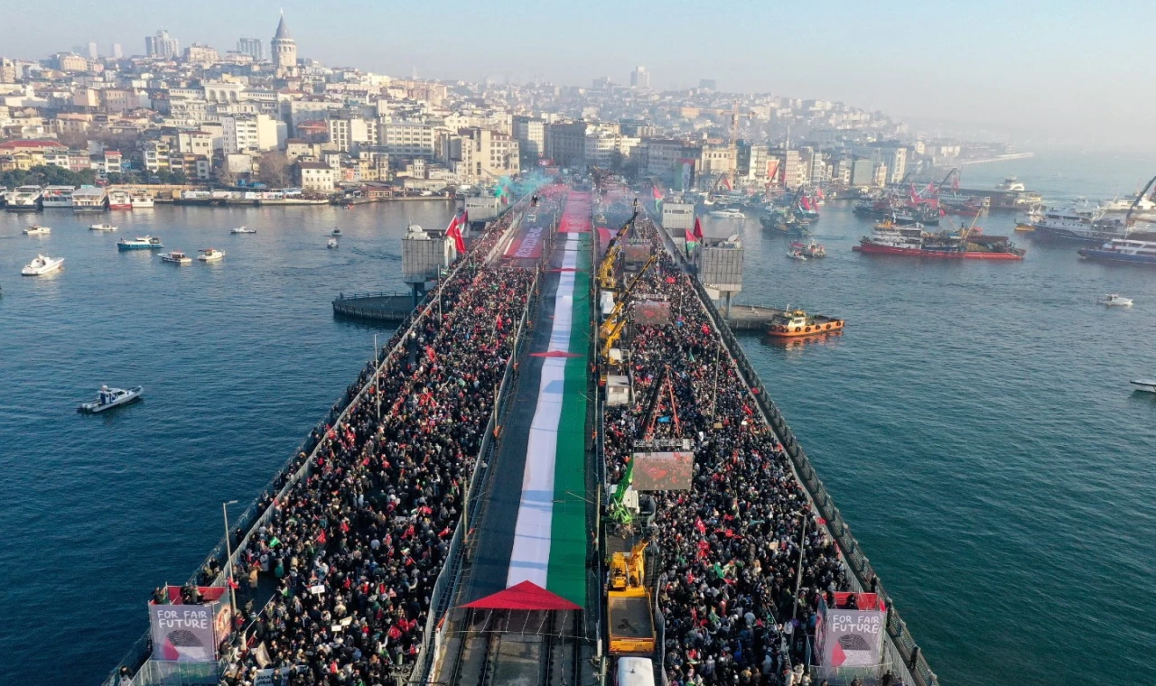 On binler Galata Köprüsü’ne yürüdü!