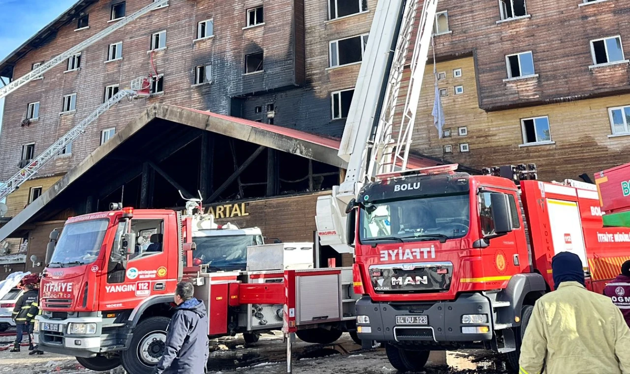 Sakarya itfaiyesi Kartalkaya’da yangına desteğe katıldı