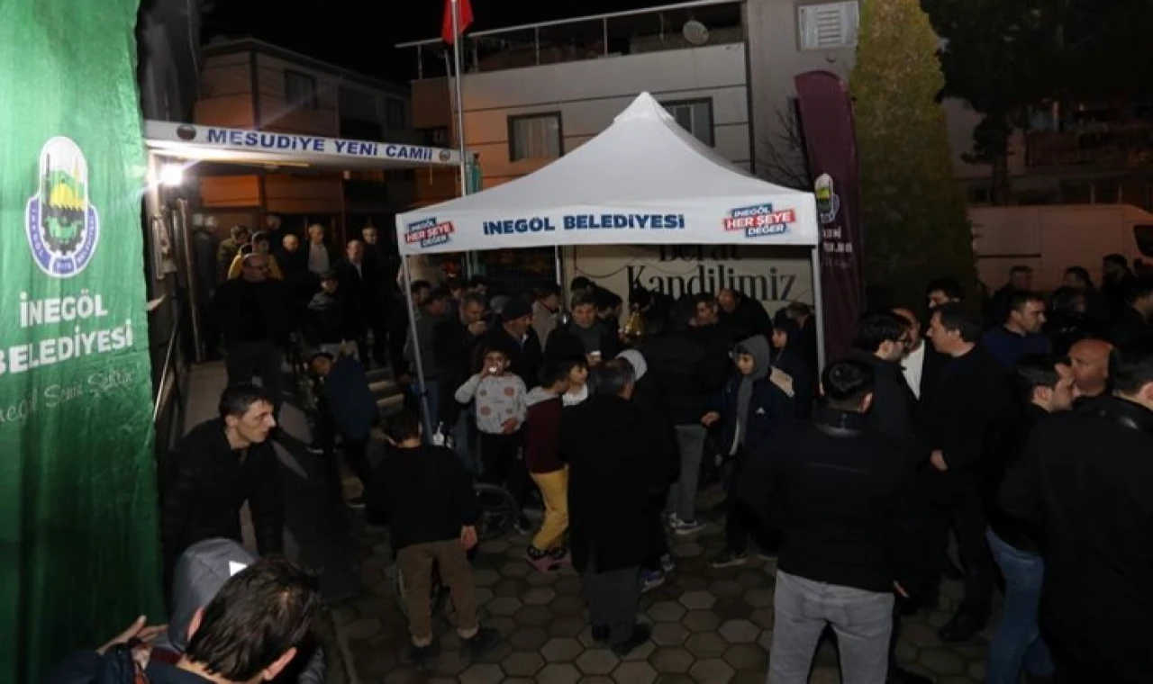 Bursa İnegöl’de farklı camilerde kandil ikramı yapıldı