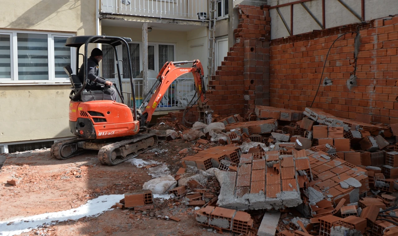 Bursa Osmangazi’de inşaat aşamasındaki kaçak katlar yıkıldı