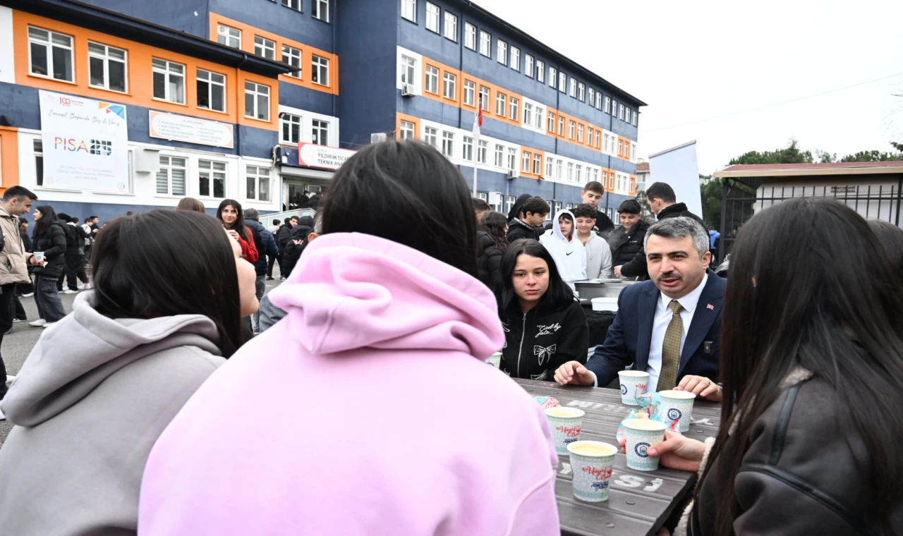 Bursa’da Başkan Yılmaz hafta mesaisine öğrencilerle başladı