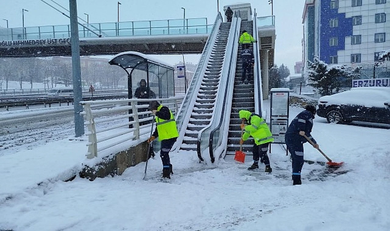 Büyükşehir 12 ilçede, tüm gücüyle sahada