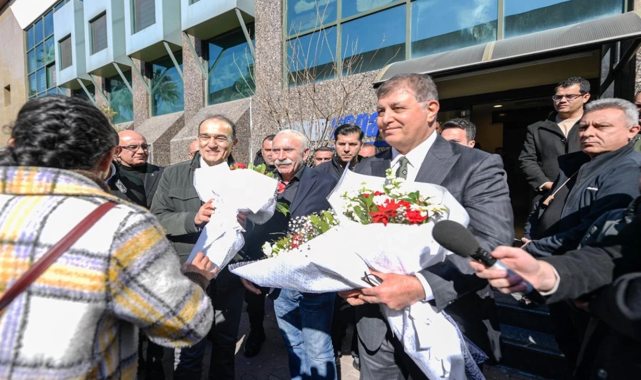 DİSK’ten İzmir Büyükşehir’e çiçekli ziyaret