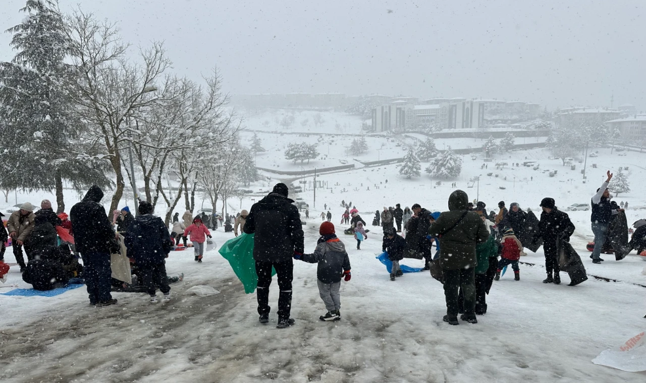 Düzce’de devam eden kar yağışı eğlenceye döndü